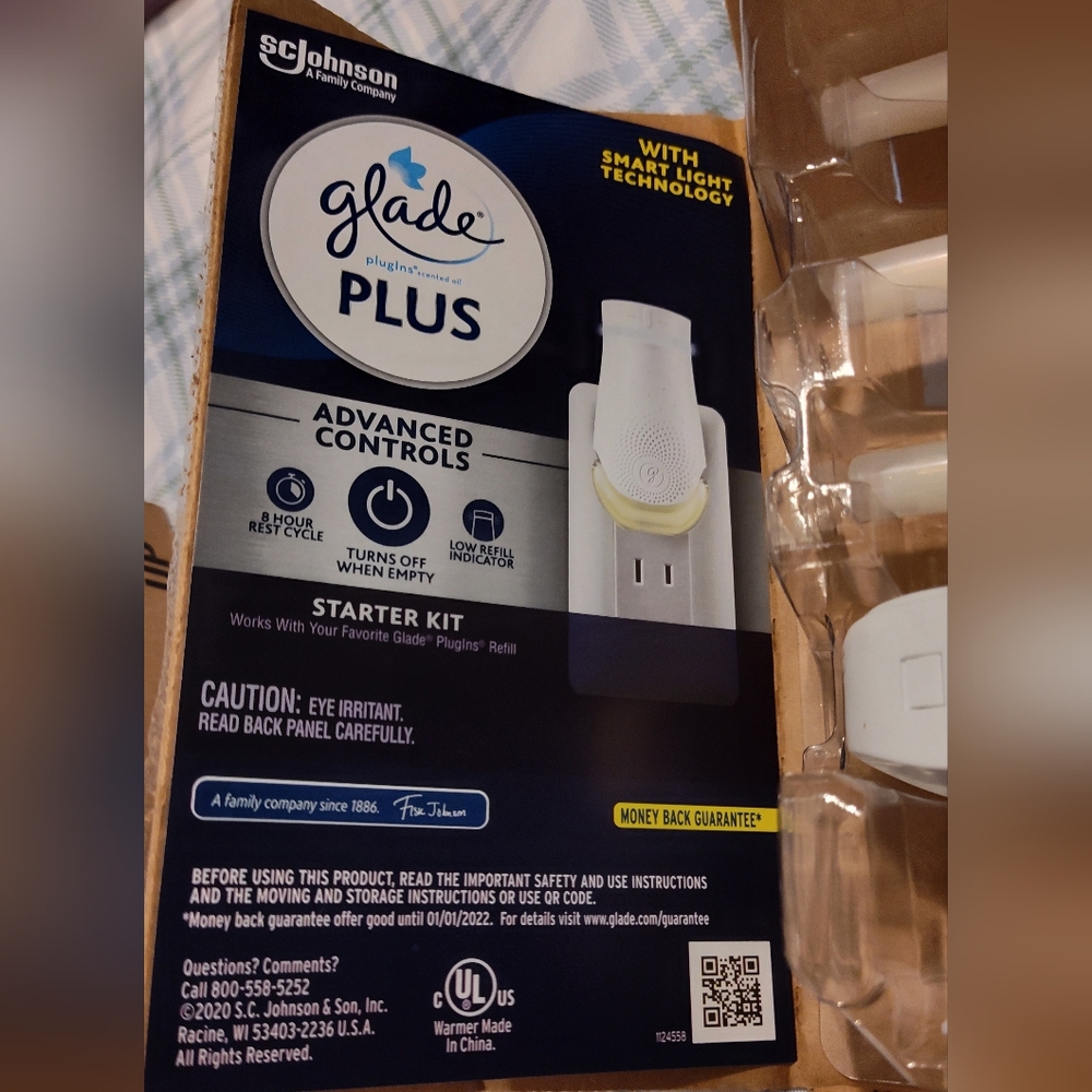 Glade Plus Plug-In Air Freshener With 3 Hawaiian Breeze Refills